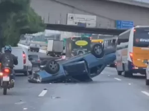 Carro capota na marginal do Tietê e causa intenso congestionamento 