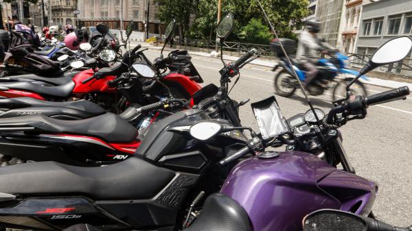 Toda atenção deve ser dada à moto para evitar uma apreensão Toda atenção deve ser dada à moto para evitar uma apreensão