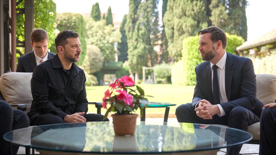 O presidente da Ucrânia, Volodymyr Zelensky, encontra-se com o vice-presidente dos EUA, JD Vance, em Roma, Itália, em 18 de maio de 2025 - UKRAINIAN PRESIDENTIAL PRESS SER/via REUTERS