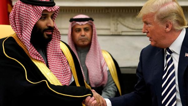 O príncipe saudita Mohammed bin Salman cumprimenta Donald Trump no Salão Oval da Casa Branca, em 20 de março de 2018