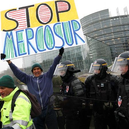 Manifestantes protestam contra acordo UE-Mercosul em frente ao Parlamento Europeu na França