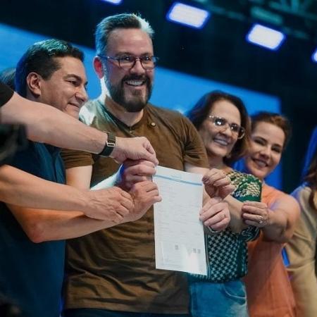 Senador Alan Rick (de óculos) se filia ao Republicanos ao lado da colega Damares Alves