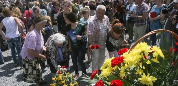 População de Grabovo coloca flores em homenagem às vítimas do voo MH17 - Alexander Ermochenko/EFE