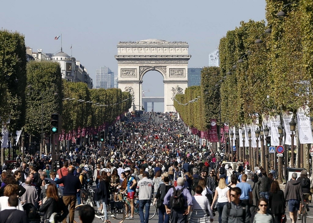27.set.2015 - População lota a avenida Champs-Élysées, em Paris, durante o 