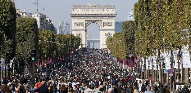 População lota a avenida Champs-Élysées, em Paris, durante o "Dia sem Carro" realizado em 27 setembro de 2015. - Thomas Samson/AFP