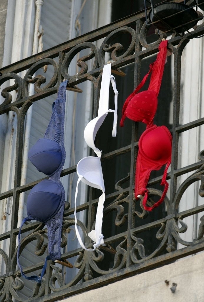 27.nov.2015 - Sutiãs com as cores da bandeira francesa são colocados em uma varanda em Marselha, França. O presidente francês, François Hollande, pediu aos cidadãos do país que coloquem bandeiras francesas na frente de suas casas para prestar homenagem às vítimas dos atentados da sexta-feira 13 - Jean-Paul Pelissier/Reuters
