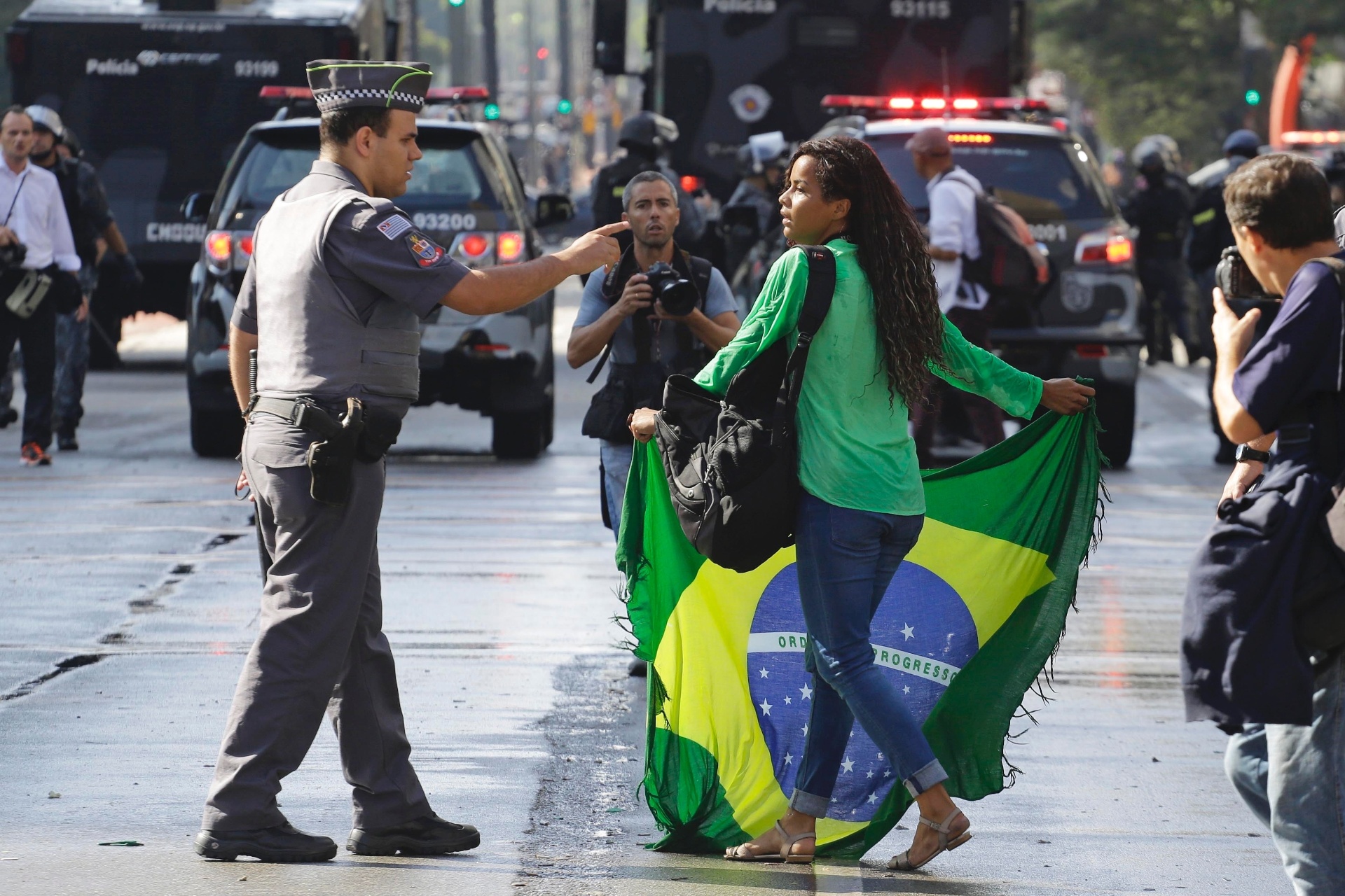 18.mar.2016 - Policial repreende manifestante que insiste em ocupar a avenida Paulista após ação da Tropa de Choque, que desbloqueou a via - Nelson Antoine/Framephoto/Estadão Conteúdo