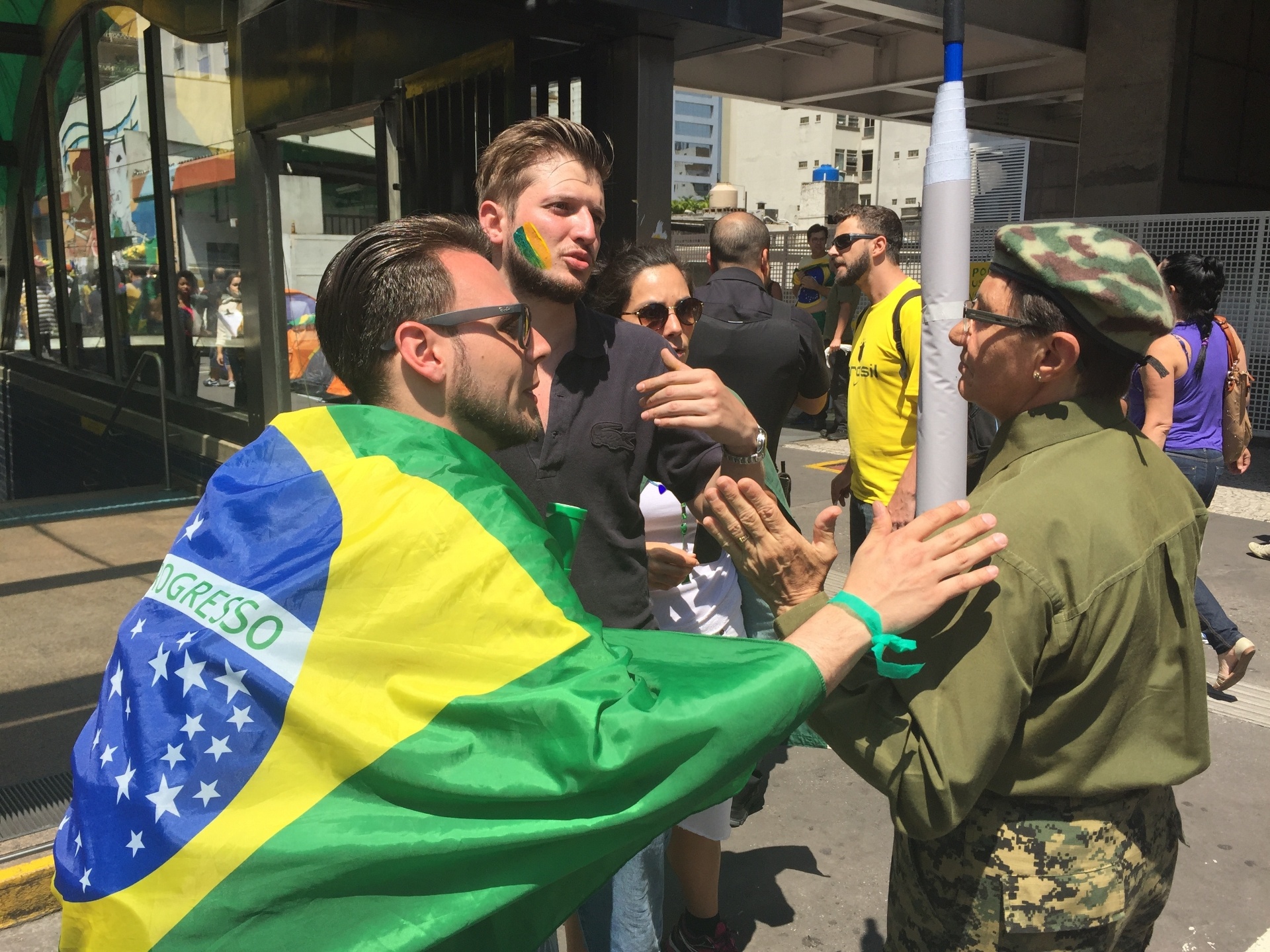 Membros do grupo, que ocupa parte da avenida Paulista, discutem com manifestante que queria estender faixa pedindo intervenção militar - Pablo Raphael/UOL