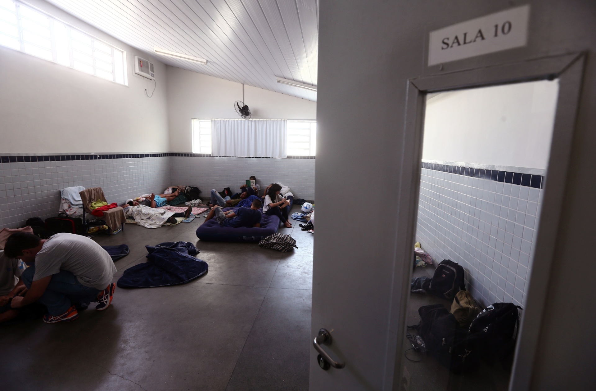 29.mar.2016 - A Escola Prefeito Mendes de Moraes, na Ilha do Governador, está tomada por cerca de cem  estudantes desde o dia 21. O colégio tem sala de dança e laboratório de informática, mas, segundo os alunos, nunca foram abertos para eles.  A secretaria pediu a reintegração de posse das escolas ocupadas - WiltonJunior/Estadão Conteúdo