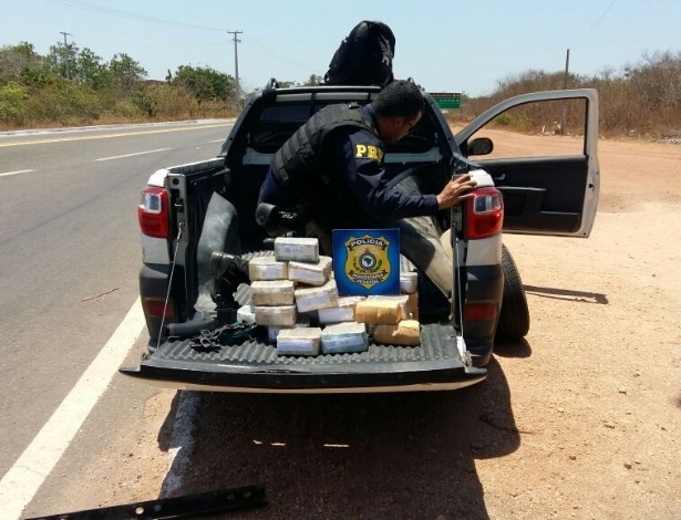 Os policiais rodoviários encontram R$ 1 milhão em notas escondidas no carro - PRF