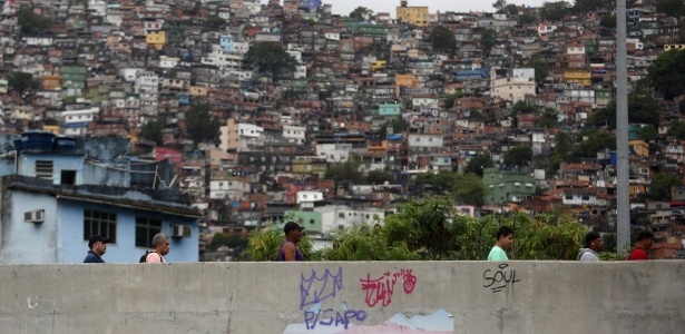 Eleitores caminham para votar na Rocinha, no segundo turno no Rio