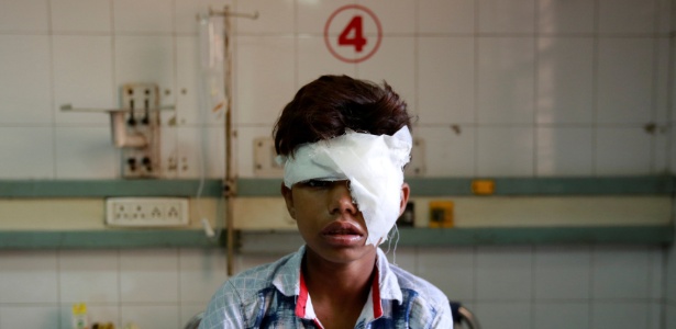 Menino ferido por trem é atendido em hospital - Adnan Abidi/Reuters