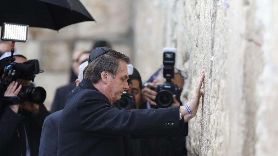 1.abr.19 - Em gesto histórico, Bolsonaro visita o Muro das Lamentações acompanhado do premiê israelense, Benjamin Netanyahu - Menagem Kahana/AFP