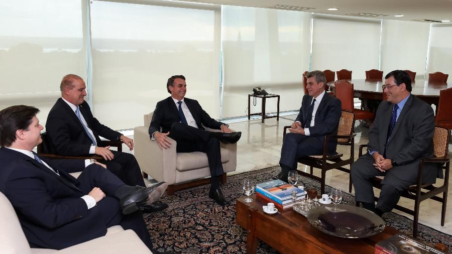 4.abr.2019 - Bolsonaro recebeu, ao lado de Onyx Lorenzoni, Romero Jucá, presidente do MDB, além de Baleia Rossi e Eduardo Braga - Marcos Corrêa/PR