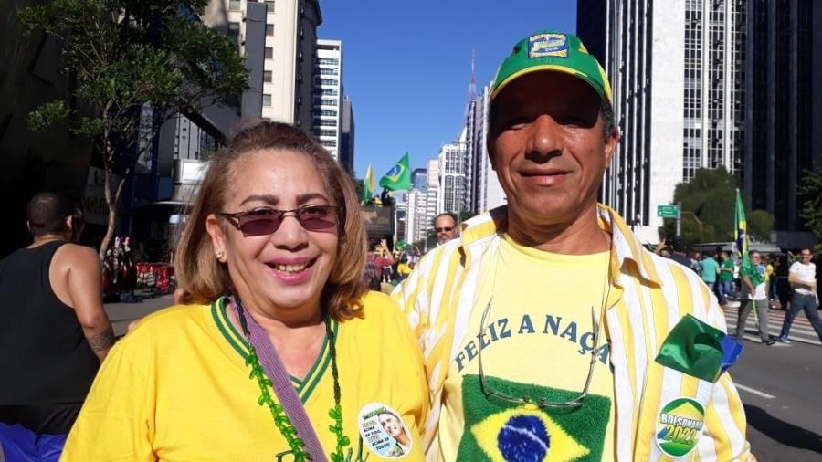 Marilene L. Sales, 62, e o marido Moises Evangelista, 54, no ato de apoio ao governo Bolsonaro na avenida Paulista, em São Paulo - Mirthyani Bezerra/UOL