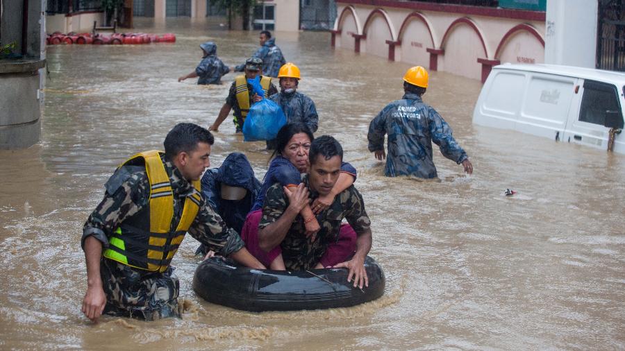 12.jul.2019 - Militares resgataram moradores de regiões fortemente atingidas pelas chuvas em Katmandu, no Nepal - Sulav Shrestha/Xinhua