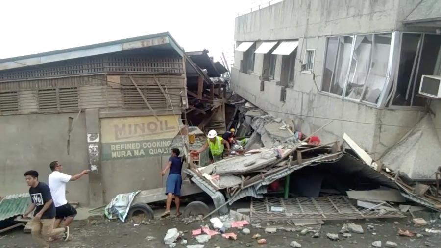 Equipes de resgate procuravam por vítimas após a queda de um prédio na cidade de Padada, na província de Davao do Sul - VINCENT YAJ MAKIPUTIN/REUTERS