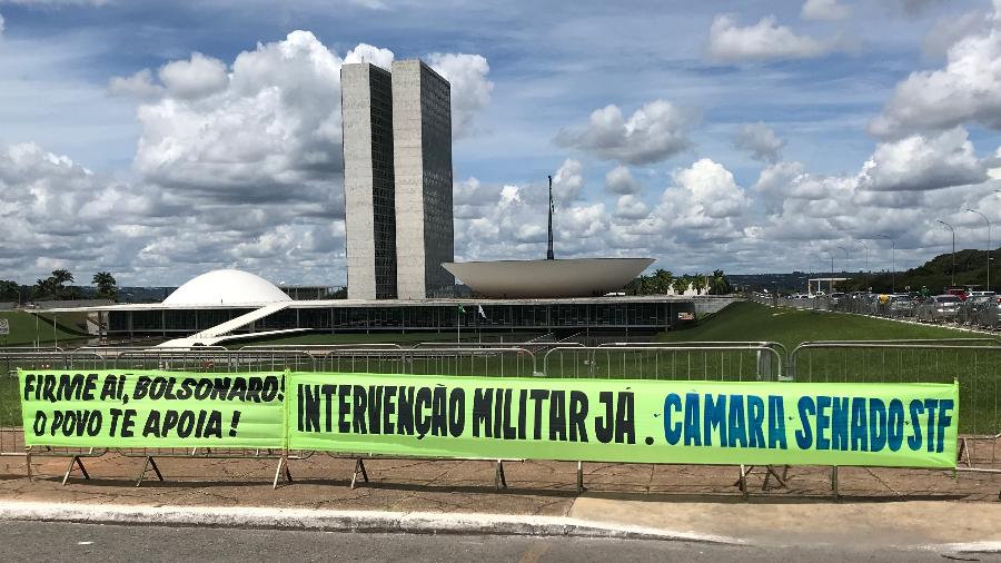 Faixa de apoio a Bolsonaro pede intervenção miitar - Felipe Pereira