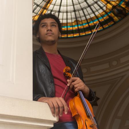 O violinista baiano Uiler Moreira de Souza, de 21 anos, foi aprovado para estudar no Conservatório Real de Bruxelas - Arquivo Pessoal/Uiler Moreira de Souza