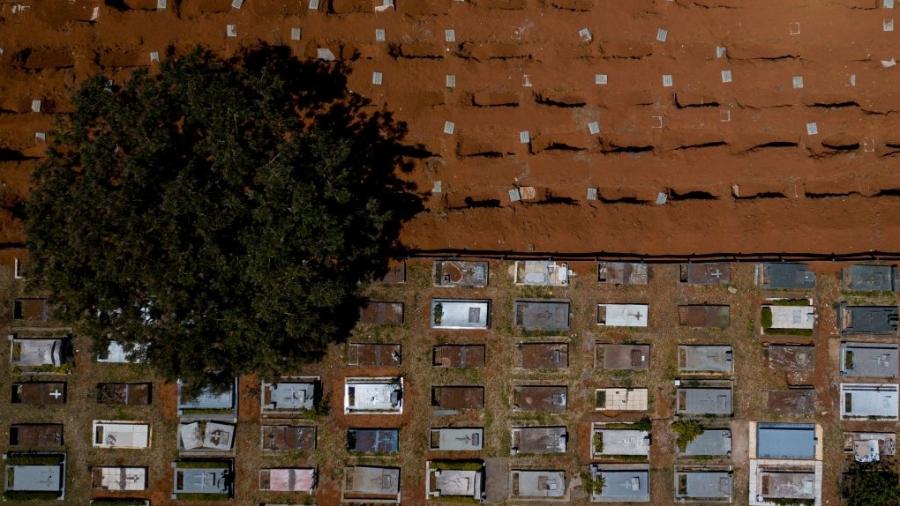 Vista aérea do cemitério de Taguatinga (DF) em meio à pandemia de covid-19 - Myke Sena/picture alliance via Getty Images