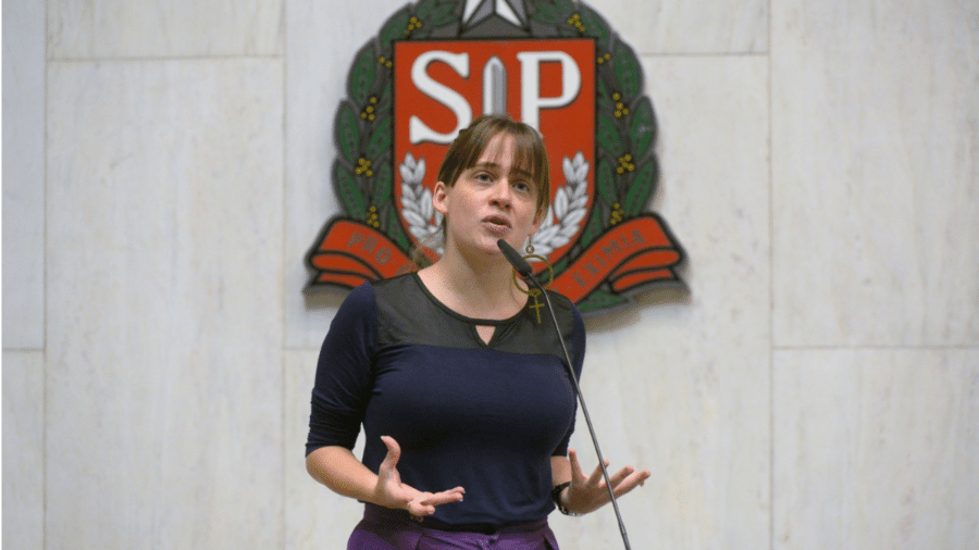 A deputada estadual Isa Penna (PSOL) discursa na Alesp - José Antonio Teixeira/Alesp