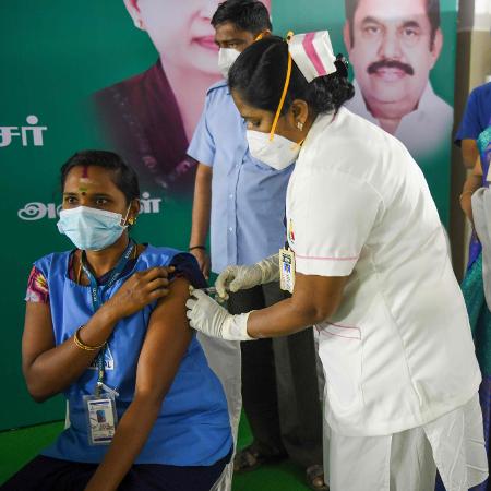Profissional de saúde de Madurai, na Índia, recebe vacina contra covid-19 - Arun Sankar/AFP