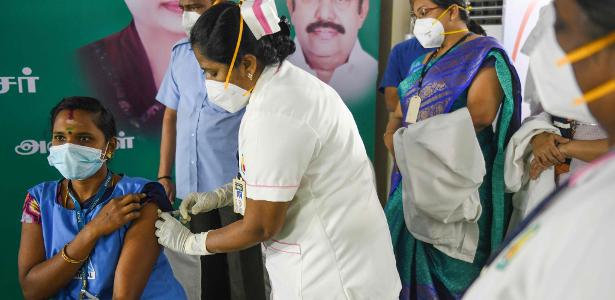 16.jan.2021 - Profissional de saúde de Madurai, na Índia, recebe vacina contra covid-19