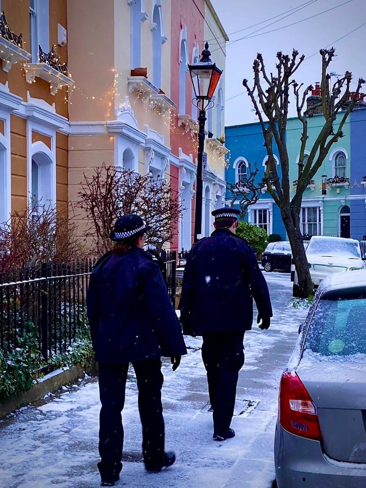 Mesmo com -25°C e neve, casal britânico é pego fazendo sexo em carro