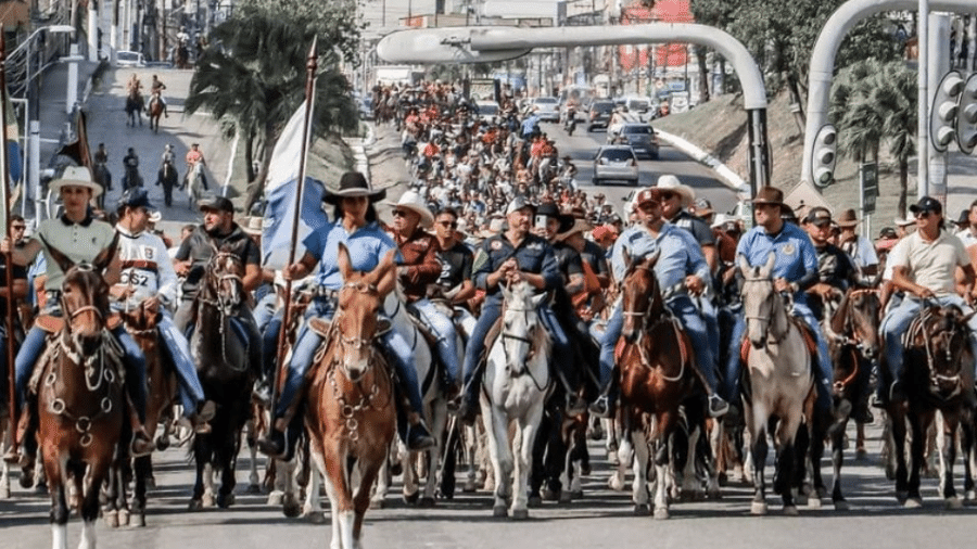 Aglomeração durante cavalgada em Itaboraí (RJ), no sábado (22) - Reprodução/Redes Sociais