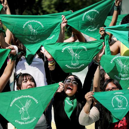 Mulheres seguram lenços verdes em protesto pelos direitos das mulheres na Cidade do México em fevereiro de 2020 - Edgard Garrido/Reuters