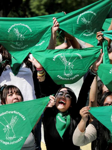 2020 - Mulheres seguram lenços verdes em protesto a favor do aborto legal e seguro na Cidade do México