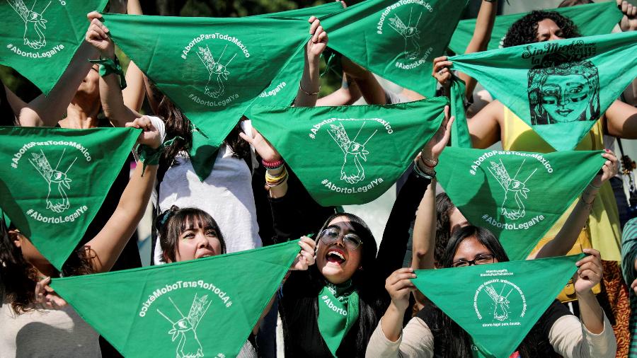 Mulheres seguram lenços verdes em protesto a favor do aborto legal e seguro na Cidade do México em fevereiro de 2020 - Edgard Garrido/Reuters