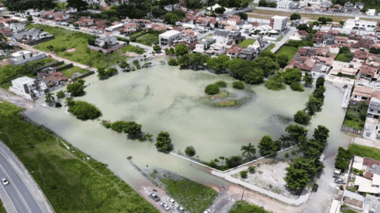 Lagoa do Vivendas Costa Azul transbordou em Eunápolis (BA) - Prefeitura de Eunápolis - Prefeitura de Eunápolis