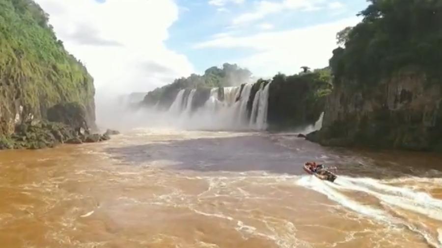 Passeios molhados são feitos com aproximação das quedas d"água nas Cataratas do Iguaçu - Reprodução/ RPC