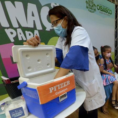 Profissional da saúde manuseia doses pediátricas do imunizante da Pfizer contra a covid-19 em Osasco, na Grande São Paulo - FRANCISCO CEPEDA/ESTADÃO CONTEÚDO