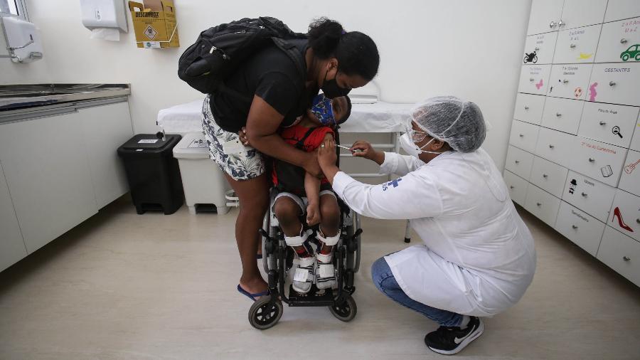 17.jan.2022 - Kelvin Gama dos Santos, 7, toma a primeira dose da vacina infantil da Pfizer contra a covid-19 na UBS Jardim Aeroporto, na zona sul de São Paulo. - FELIPE RAU/ESTADÃO CONTEÚDO