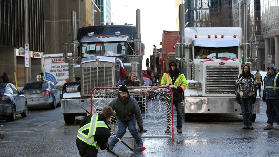 7.fev.2022 - Manifestantes e apoiadores jogam hóquei de rua enquanto continuam a protestar contra regras de vacina implementados pelo primeiro-ministro Justin Trudeau em Ottawa, Canadá - Dave Chan/AFP
