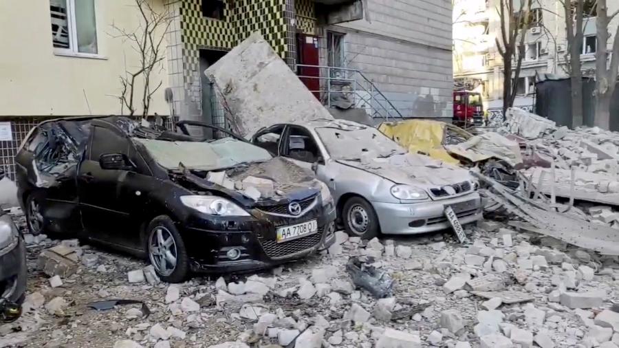 16.mar.2022 - Veículos destruidos depois que prédio foi atingido por um bombardeio em Kiev - Reuters