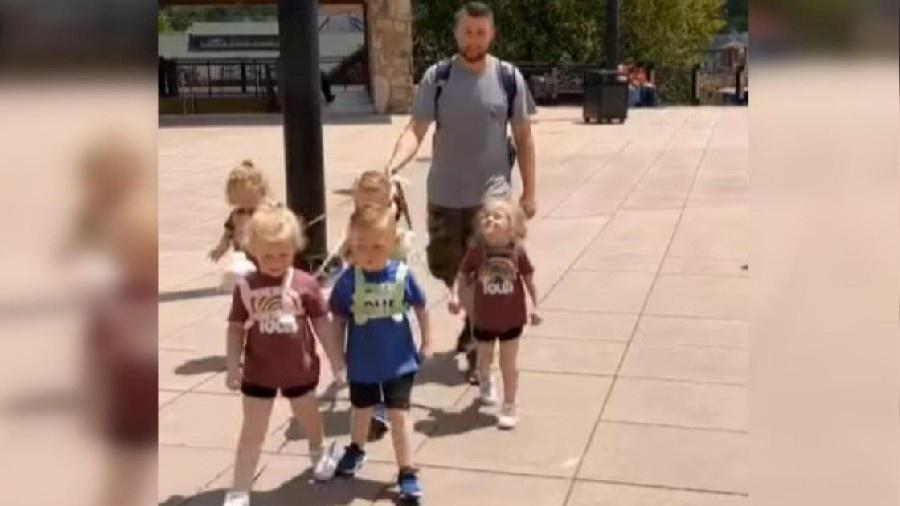 Jordan Driskell andando com seus cinco filhos pequenos, Zoey, Dakota, Hollyn, Asher e Gavin - Reprodução/Instagram