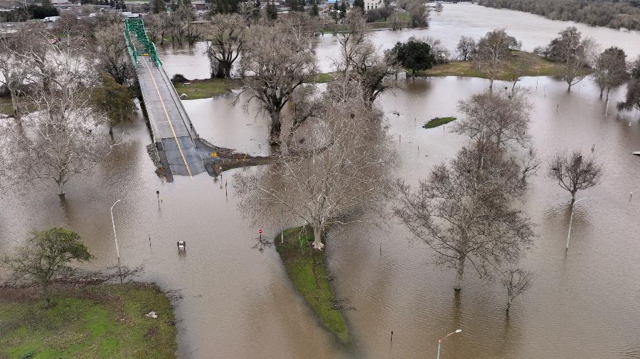 Uma visão da inundação dos rios Sacramento e American, cheios de chuva, perto do centro de Sacramento, Califórnia, EUA, 11 de janeiro de 2023 - FRED GREAVES/REUTERS