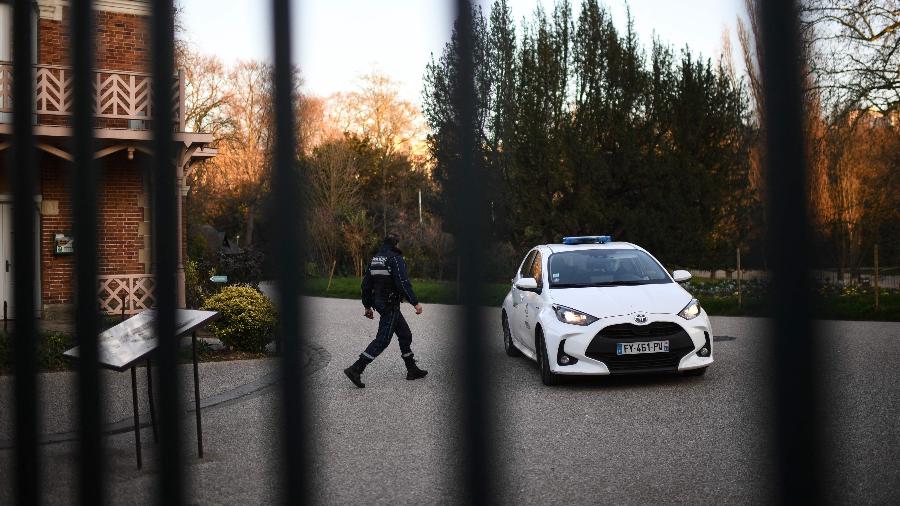 Um policial é visto no parque Buttes-Chaumont, em Paris, onde pedaços do corpo de uma mulher foi encontrado hoje. Uma investigação de assassinato foi aberta - 13.fev.2022 - Christophe Archambault/AFP