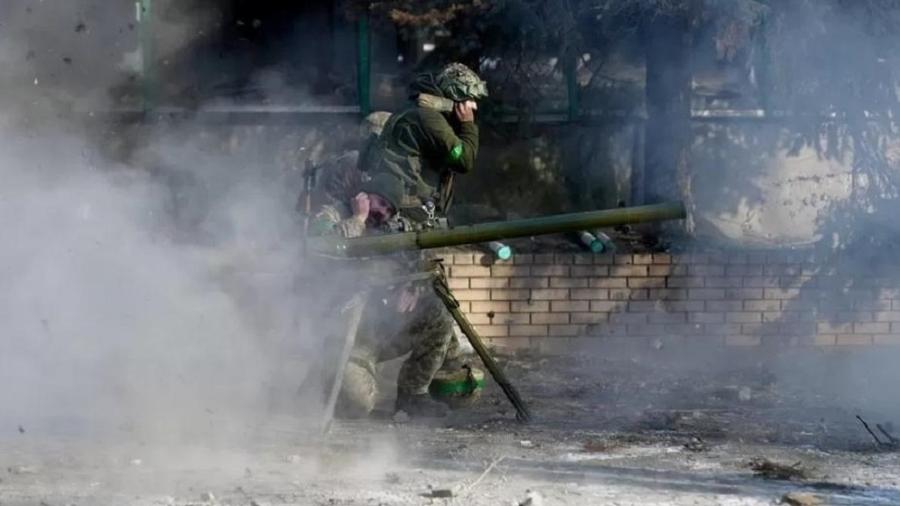 Tropas ucranianas estão obstinadamente protegendo Bakhmut em meio a ataques russos ferozes - BBC/GOKTAY KORALTAN