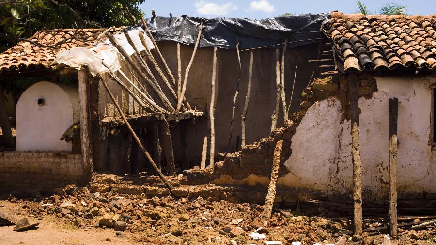 Muro de casa em Itacarambi (MG), destruído após tremor que atingiu a região em 2007 - João Wainer / Folha Imagem