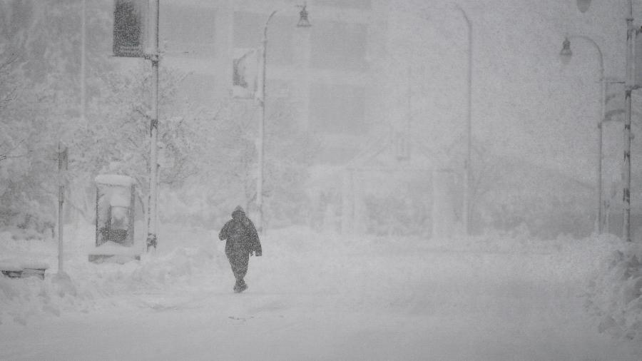 Pessoa anda em meio a tempestade de neve em Worcester, Massachusetts, nos EUA