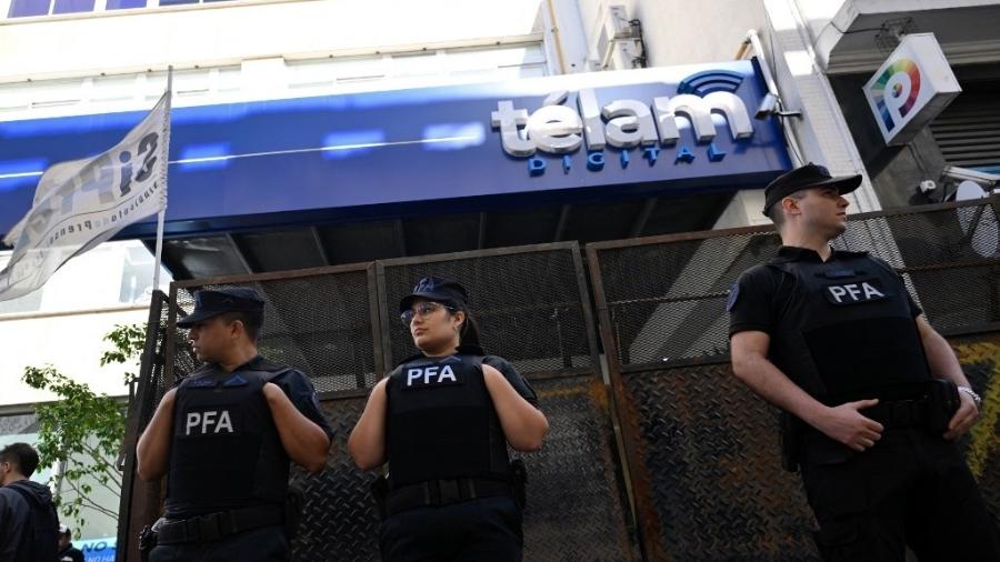 Após anúncio de fechamento, policiais federais cercaram a sede da agência Telám