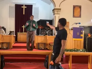 Pastor sofre tentativa de homicídio durante sermão nos EUA; vídeo