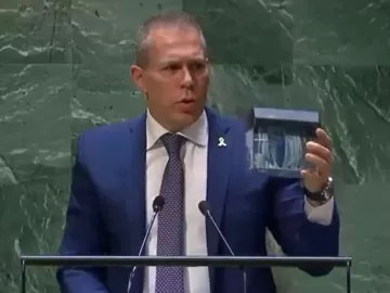 Embaixador de Israel tritura Carta da ONU durante votação sobre Palestina