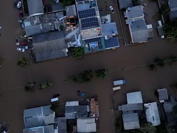 RS: Litoral norte lota após fuga por enchentes, e prefeitos pedem recursos