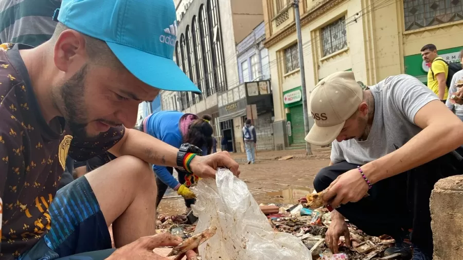 Vítimas das enchentes catam itens no lixo: 'Só tenho a roupa do corpo'