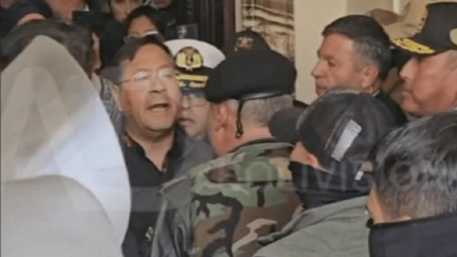Presidente da Bolívia, Luis Arce conversa com o comandante do Exército, Juan José Zúñiga